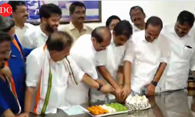 Keralam: Congress Leaders Celebrate As UDF Heads Towards Return To Power After 10-year Drought