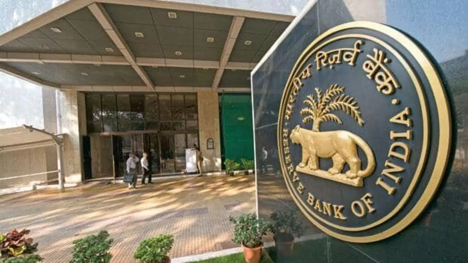 RBI Steps In to Support Rupee as It Nears Record Low RBI Steps In to Support Rupee as It Nears Record Low