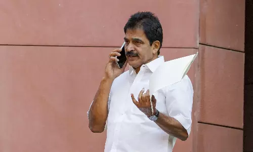 Kerala CM Race Heats Up: Venugopal, Chennithala Meet Sonia Gandhi Kerala CM Race Heats Up: Venugopal, Chennithala Meet Sonia Gandhi