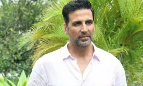 Akshay Takes Break for Eye Surgery