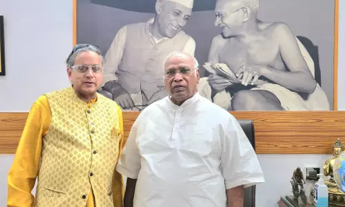 Tharoor Meets Mallikarjun Kharge, Discusses Political Situation In Keralam