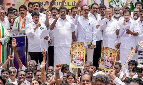Tamil Nadu: Cong Stages Statewide Protests Against Guv Over Govt Formation Tamil Nadu: Cong Stages Statewide Protests Against Guv Over Govt Formation