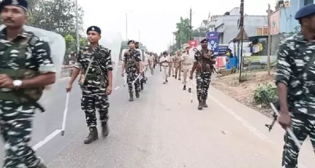 Police Hold Flag March In Almaspet Area Of Kadapa City Police Hold Flag March In Almaspet Area Of Kadapa City