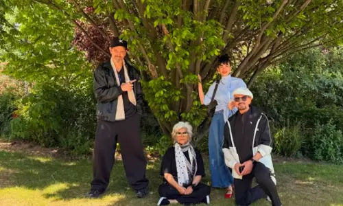 Hrithik Roshan Spends Mothers Day With Parents, GF Saba Azad in France