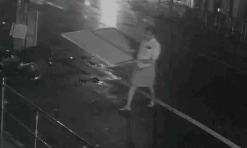 CPI(M) Worker Caught on CCTV Installing Pro-KC Venugopal Flex in Thrissur CPI(M) Worker Caught on CCTV Installing Pro-KC Venugopal Flex in Thrissur