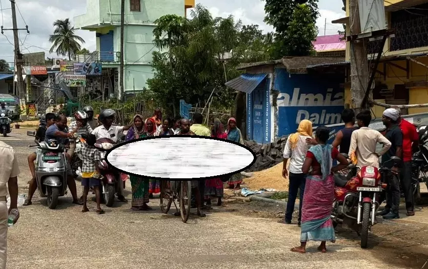Family Carries Woman’s Body On Bicycle To Protest Delay In Arrest Of Accused In Odisha Family Carries Woman’s Body On Bicycle To Protest Delay In Arrest Of Accused In Odisha