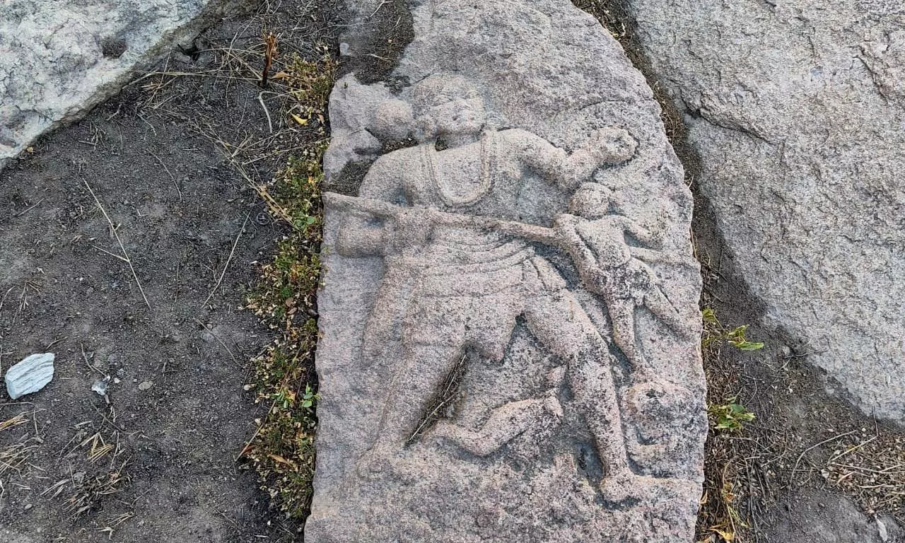 Archaeological Find: Four 13th-Century Hero Stones Discovered At Rameswaram Banda Archaeological Find: Four 13th-Century Hero Stones Discovered At Rameswaram Banda