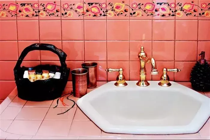 Celebrities Tap into Their Good Loo-Ks Celebrities Tap into Their Good Loo-Ks