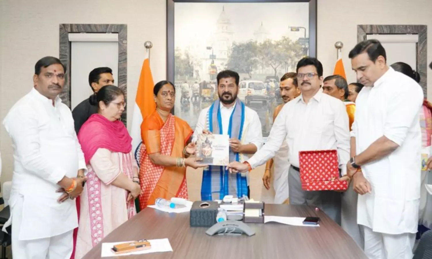 Konda Surekha Invites CM for Saraswati Antya Pushkaralu Konda Surekha Invites CM for Saraswati Antya Pushkaralu