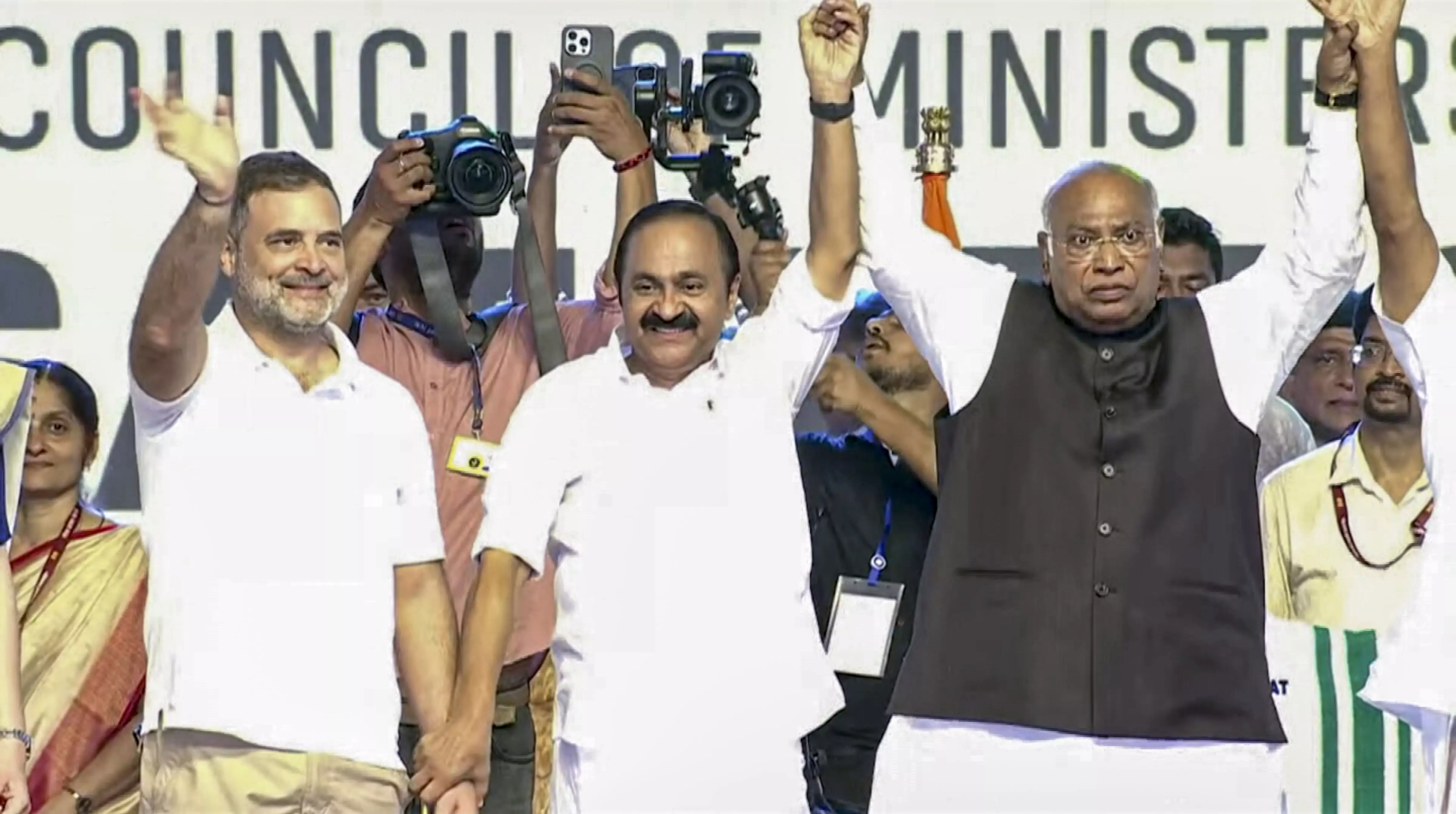 Lok Bhavan’s Strict Protocols Flouted at UDF Govt Oath Taking Lok Bhavan’s Strict Protocols Flouted at UDF Govt Oath Taking