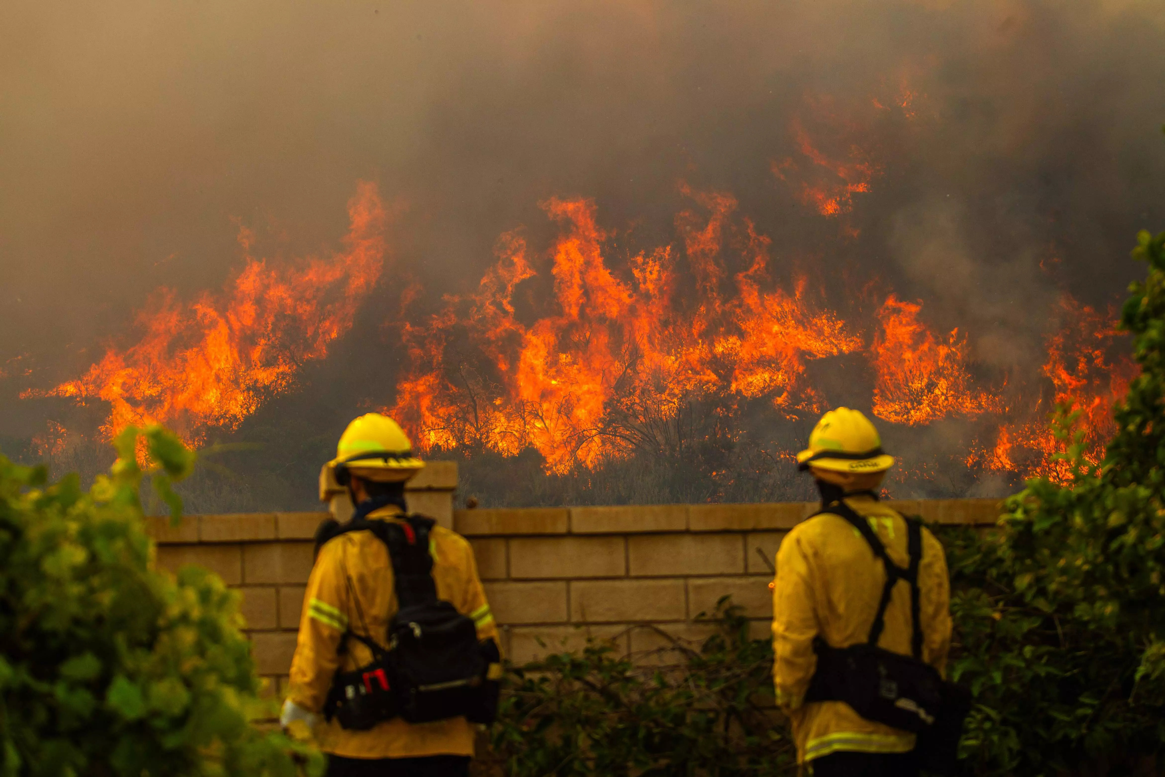 Fast-Growing Brush Fire in Southern California Threatens Homes Fast-Growing Brush Fire in Southern California Threatens Homes