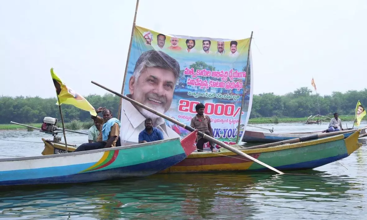 Fisherfolk Sail in 100 Boats To Thank CM Fisherfolk Sail in 100 Boats To Thank CM