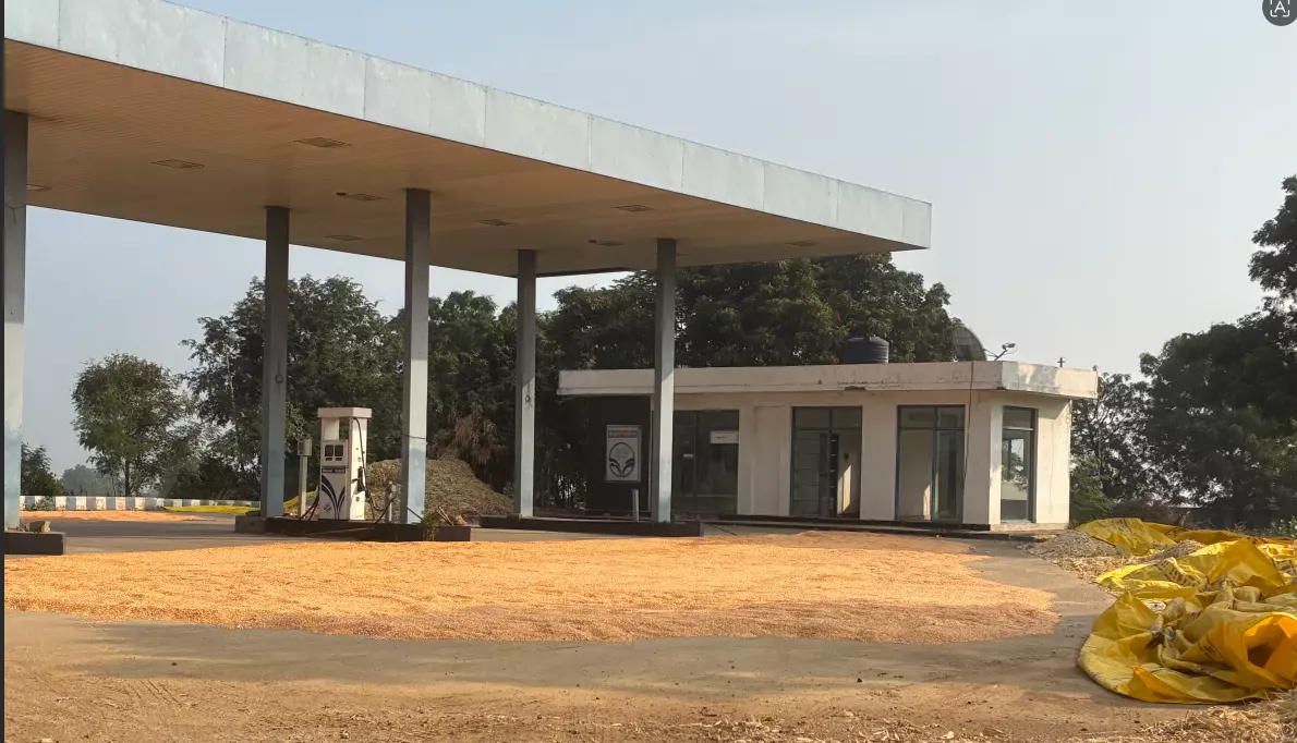 Fuel Outlets On Andhra-Karnataka Border Witnessing Low Sales Fuel Outlets On Andhra-Karnataka Border Witnessing Low Sales