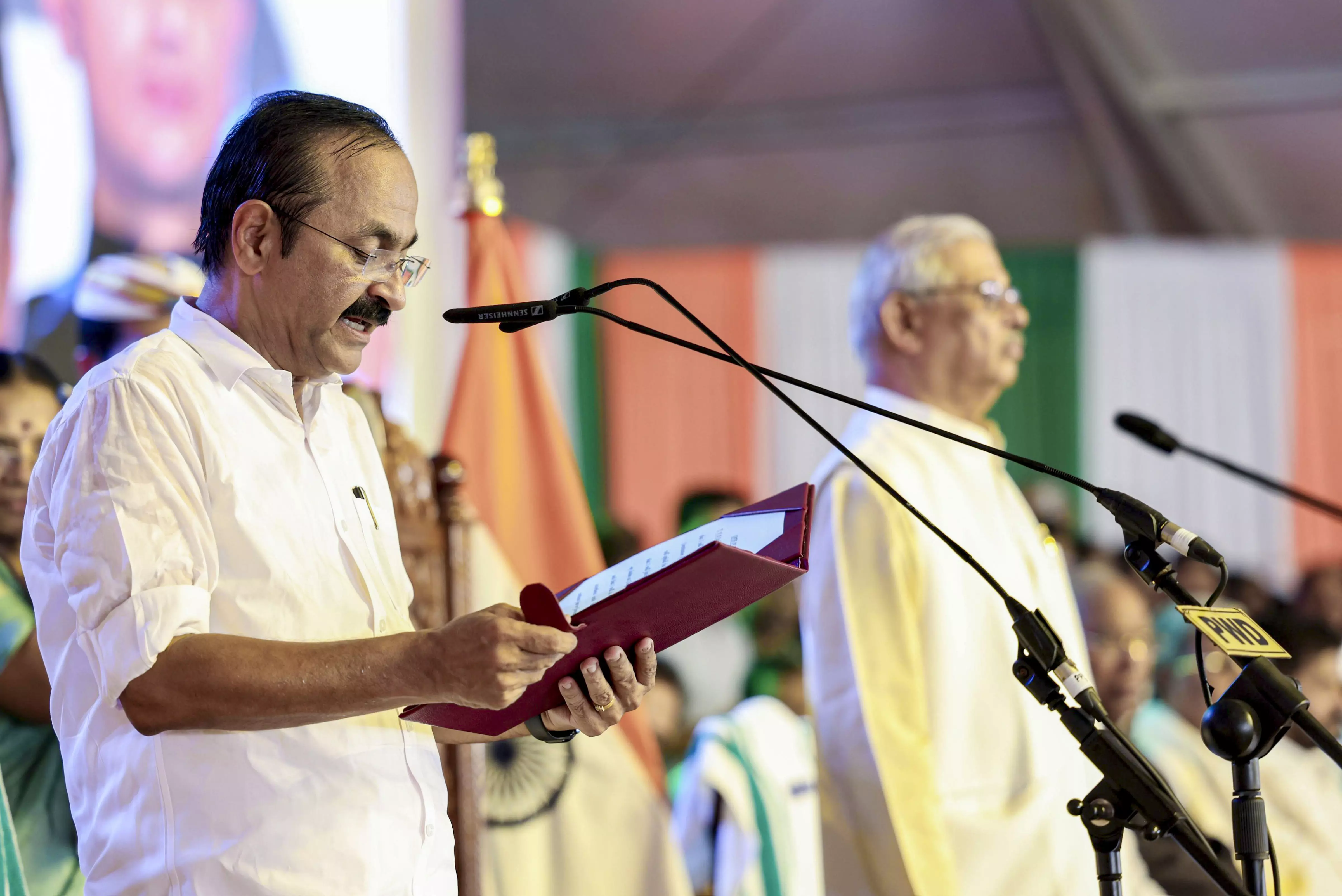 CPI(M), BJP Spar Over Vande Mataram at Kerala Cabinet Swearing-In CPI(M), BJP Spar Over Vande Mataram at Kerala Cabinet Swearing-In