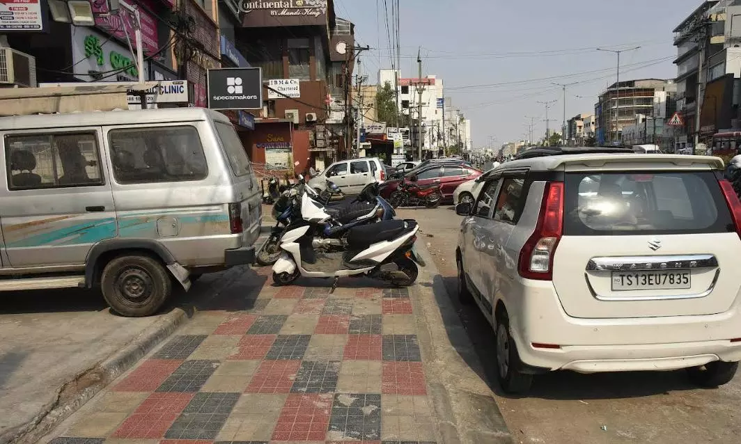 Police Offer No Solution to Illegal Parking Police Offer No Solution to Illegal Parking