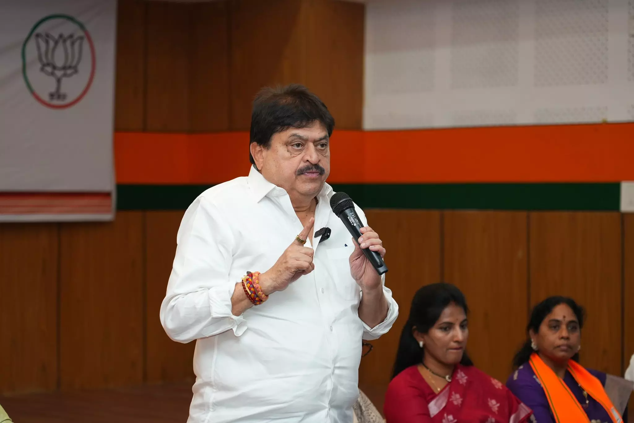 Telangana BJP Chief Rejects Revanth Reddy’s Call to “Take Inspiration From Rajiv Gandhi,” Cites Congress Record on Women’s Rights Telangana BJP Chief Rejects Revanth Reddy’s Call to “Take Inspiration From Rajiv Gandhi,” Cites Congress Record on Women’s Rights