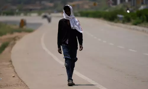 Heatwave Empties North India Streets, Farmers Shift to Night Work Heatwave Empties North India Streets, Farmers Shift to Night Work