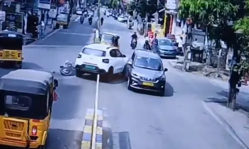 Electric Car Rams Into Multiple Vehicles Near Kukatpally Electric Car Rams Into Multiple Vehicles Near Kukatpally