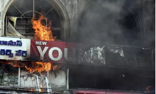 Hyderabad: Fire Accident Pathergatti Shopping Complex Near Madina Hyderabad: Fire Accident Pathergatti Shopping Complex Near Madina