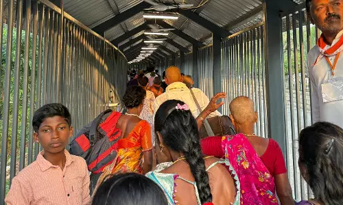 Summer Rush Chokes Tirumala, Pilgrims Wait 30 Hours Summer Rush Chokes Tirumala, Pilgrims Wait 30 Hours