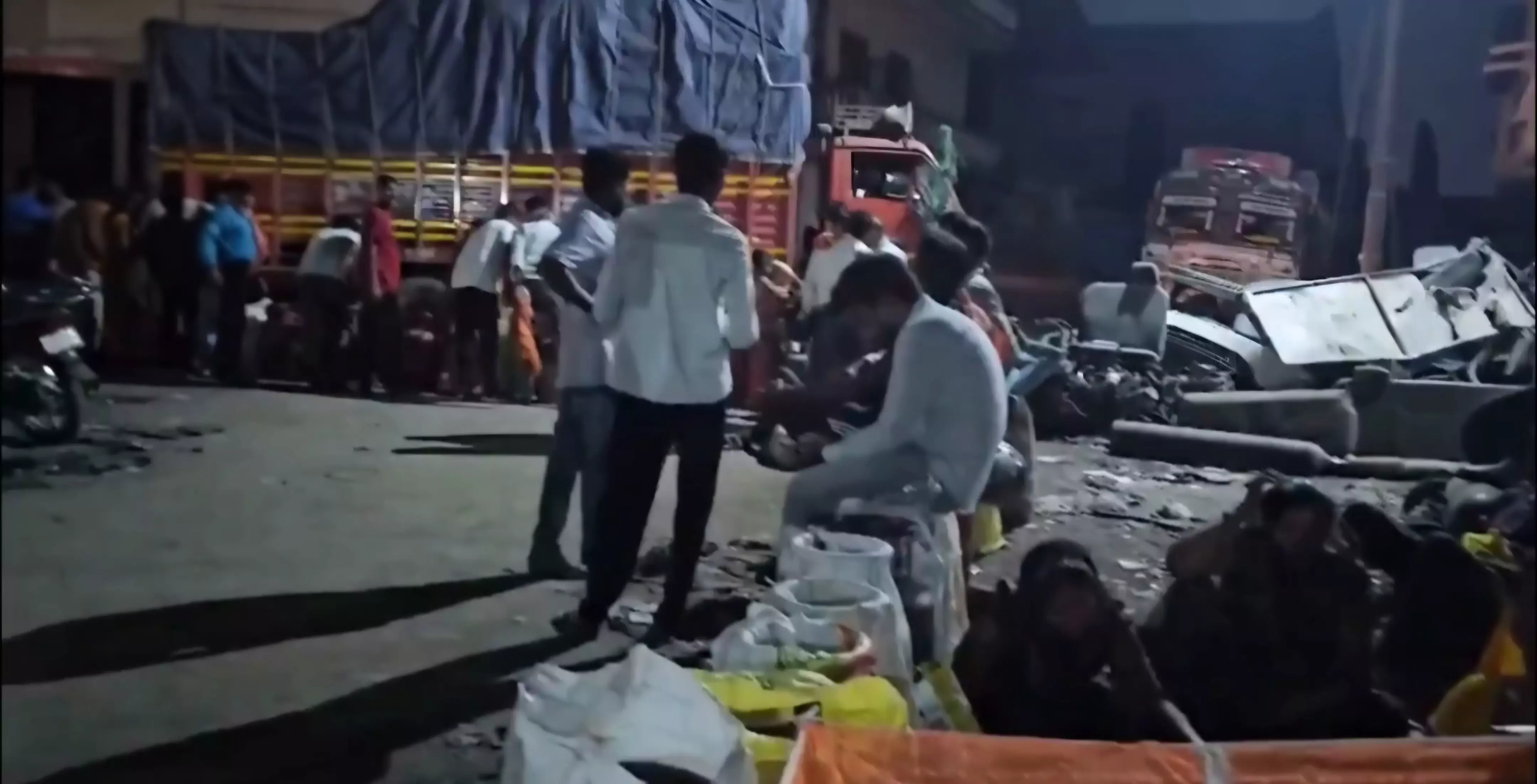 People Wait on the Streets for LPG Cylinders for Days People Wait on the Streets for LPG Cylinders for Days