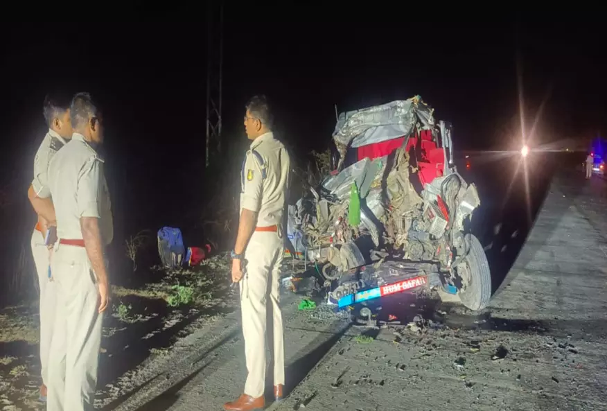 Five People Killed as Cruiser Vehicle, Lorry Collide in Kalaburagi District Five People Killed as Cruiser Vehicle, Lorry Collide in Kalaburagi District