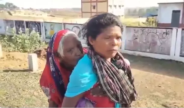 Chhattisgarh: Tribal Woman Walks 5 km Carrying 90-Year-Old Mother-in-Law on Her Back To Draw Pension From Bank, Video Goes Viral Chhattisgarh: Tribal Woman Walks 5 km Carrying 90-Year-Old Mother-in-Law on Her Back To Draw Pension From Bank, Video Goes Viral
