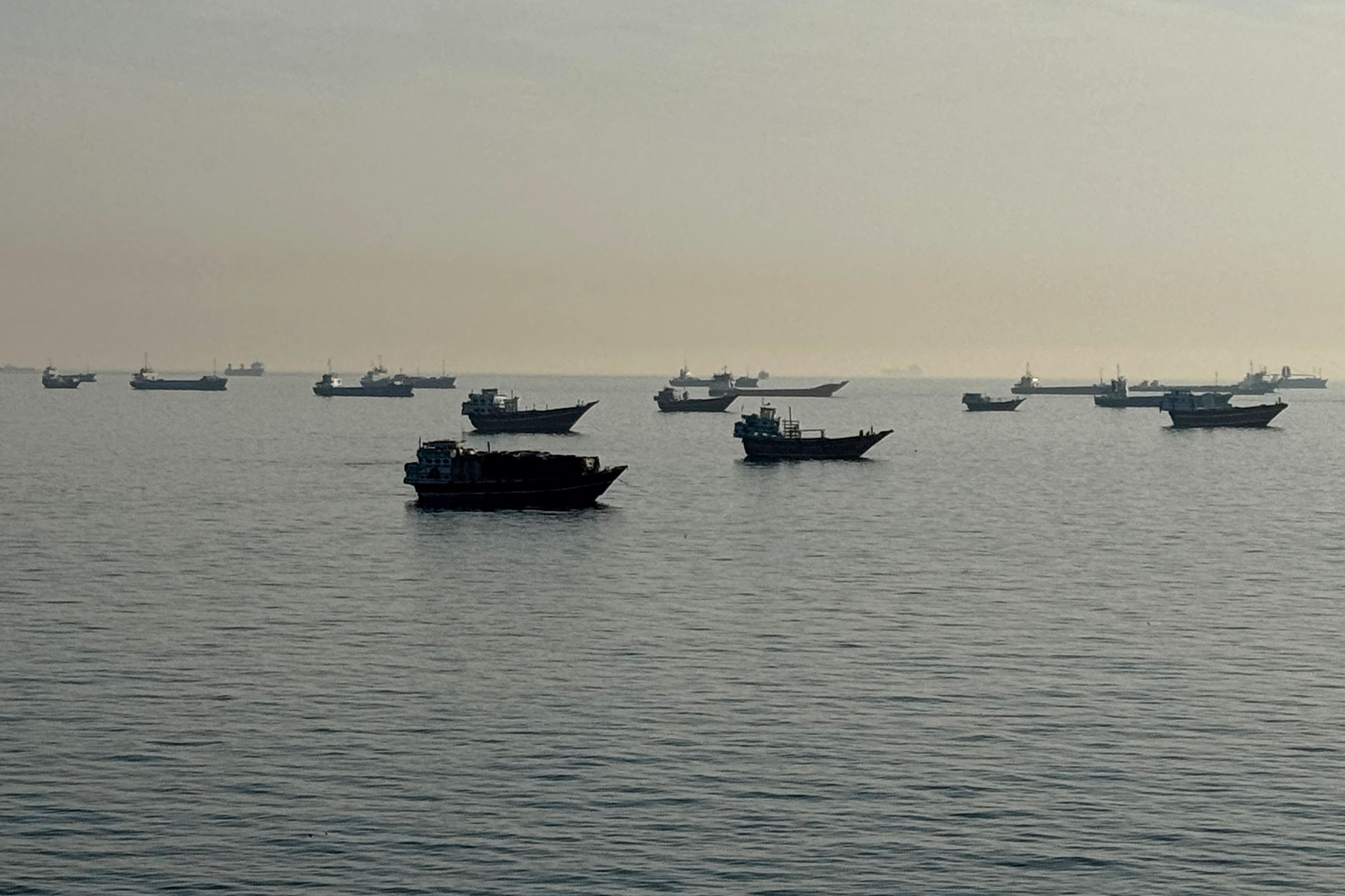 British Navy Prepares to Clear Mines in Hormuz While Waiting for Peace Deal