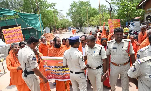 Seers, Hindu Outfits Protest Against Bhumana Remarks Seers, Hindu Outfits Protest Against Bhumana Remarks
