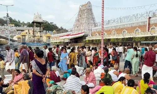 Tirumala Witnesses Unrelenting Pilgrim Rush Tirumala Witnesses Unrelenting Pilgrim Rush