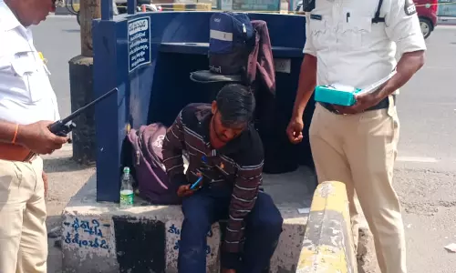 Begumpet Traffic Cops Rescue, Shift Injured Biker To Hospital Begumpet Traffic Cops Rescue, Shift Injured Biker To Hospital