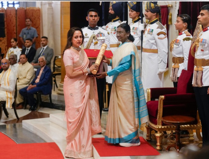 President Murmu Confers Padma Vibhushan on Late Dharmendra, Violinist N. Rajam