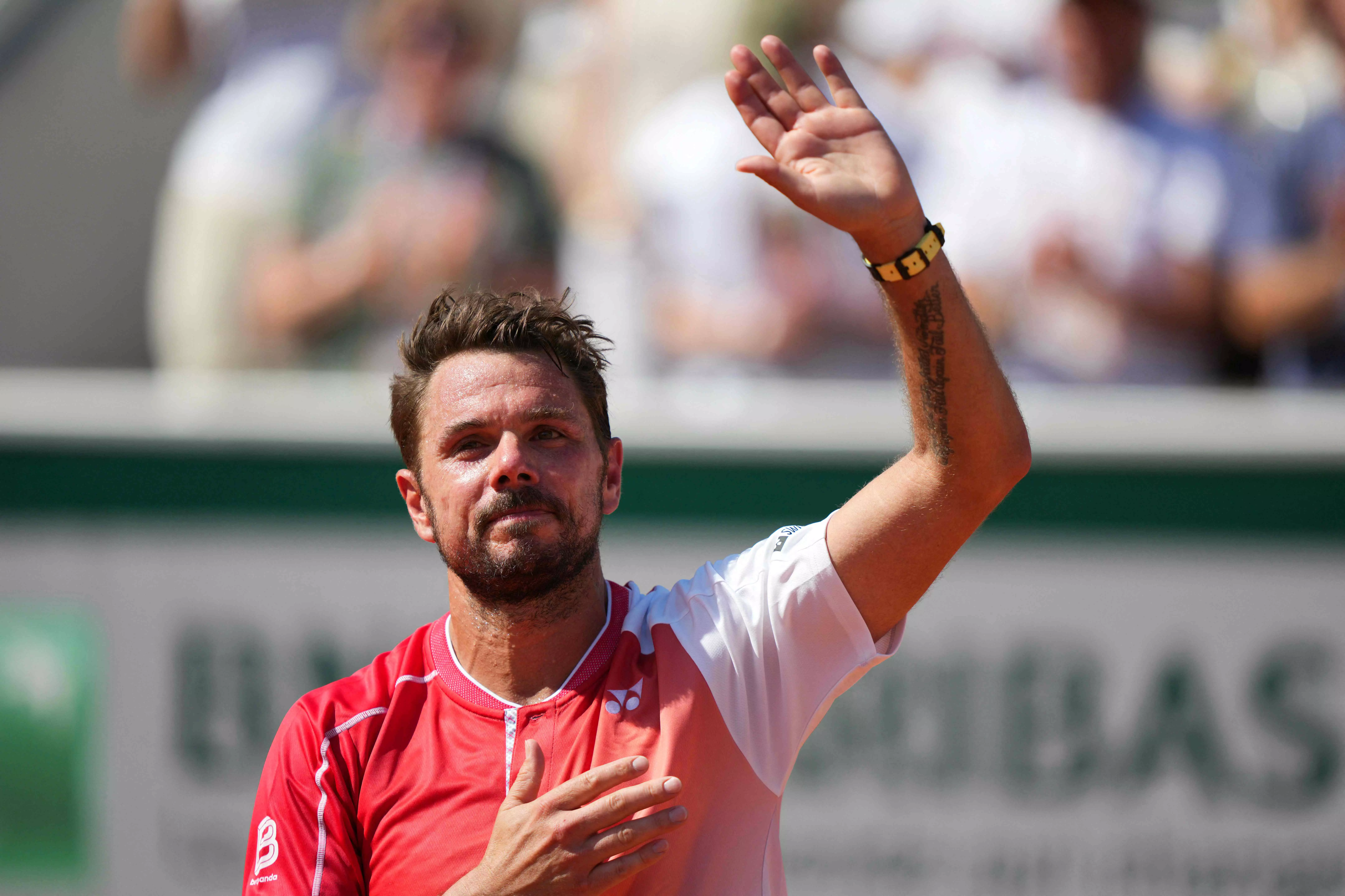Stan Wawrinka Waves Emotional Goodbye To French Open After Losing in 1st Round Stan Wawrinka Waves Emotional Goodbye To French Open After Losing in 1st Round