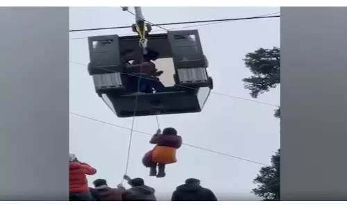 Panic as Gulmarg Gondola Grinds to a Halt Mid‑Air Panic as Gulmarg Gondola Grinds to a Halt Mid‑Air