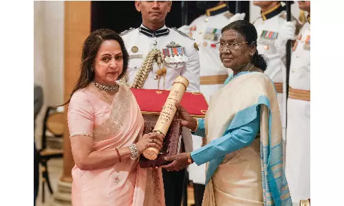 President Murmu Confers Padma Vibhushan on Late Dharmendra, Violinist N. Rajam