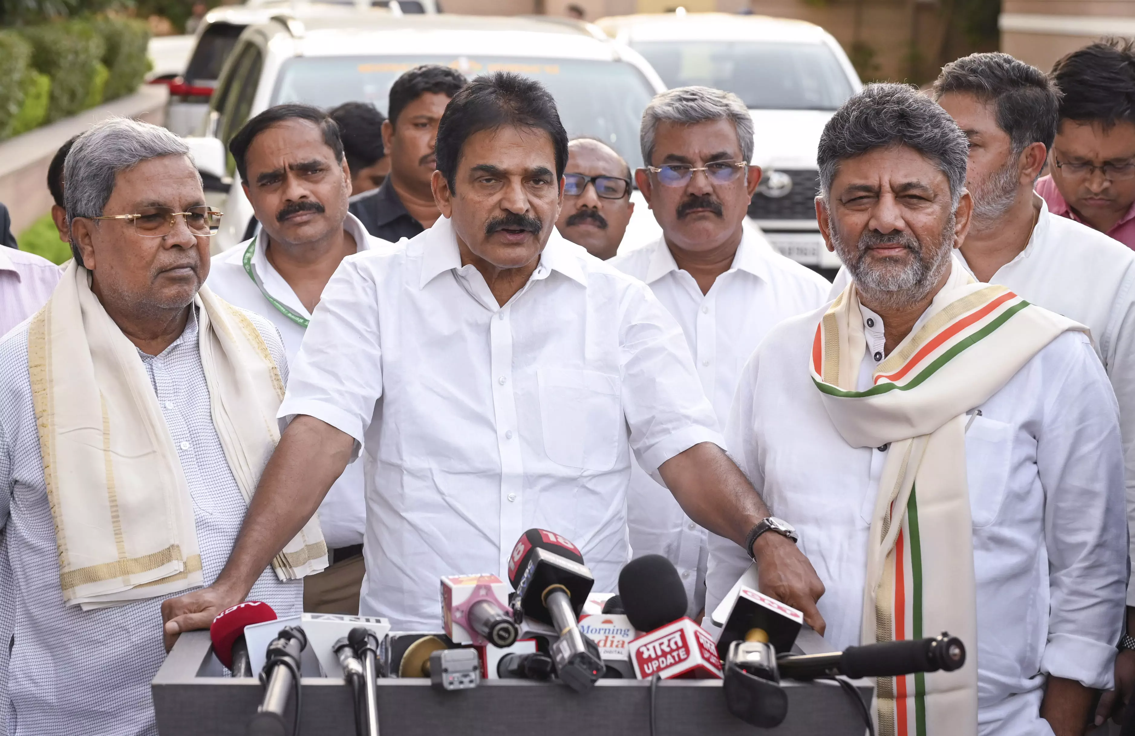 Sidda, DKS to Hold Key Meeting Tomorrow Amid Leadership Buzz Sidda, DKS to Hold Key Meeting Tomorrow Amid Leadership Buzz