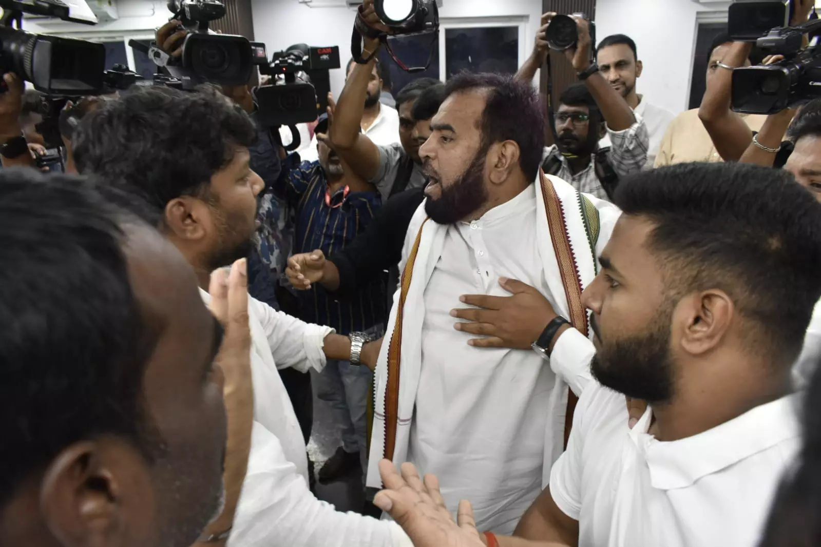 Congress Leaders Clash at Review Meet Congress Leaders Clash at Review Meet