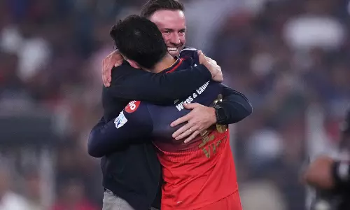 Virat-AB Share an Emotional Hug After RCB Makes It to IPL Finals Virat-AB Share an Emotional Hug After RCB Makes It to IPL Finals