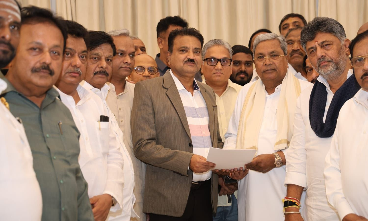 Karnataka Politics: Siddaramaiah Resigns as CM, Paves Way for DK