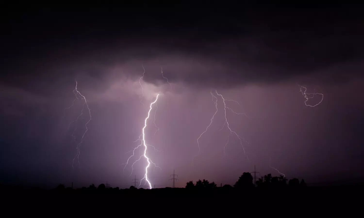 Thunderstorms Lash Vizag Region, Mixed Weather in State Thunderstorms Lash Vizag Region, Mixed Weather in State