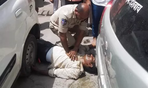 Constable Performs CPR, Saves TGSPDCL Worker’s Life in Hyderabad Constable Performs CPR, Saves TGSPDCL Worker’s Life in Hyderabad