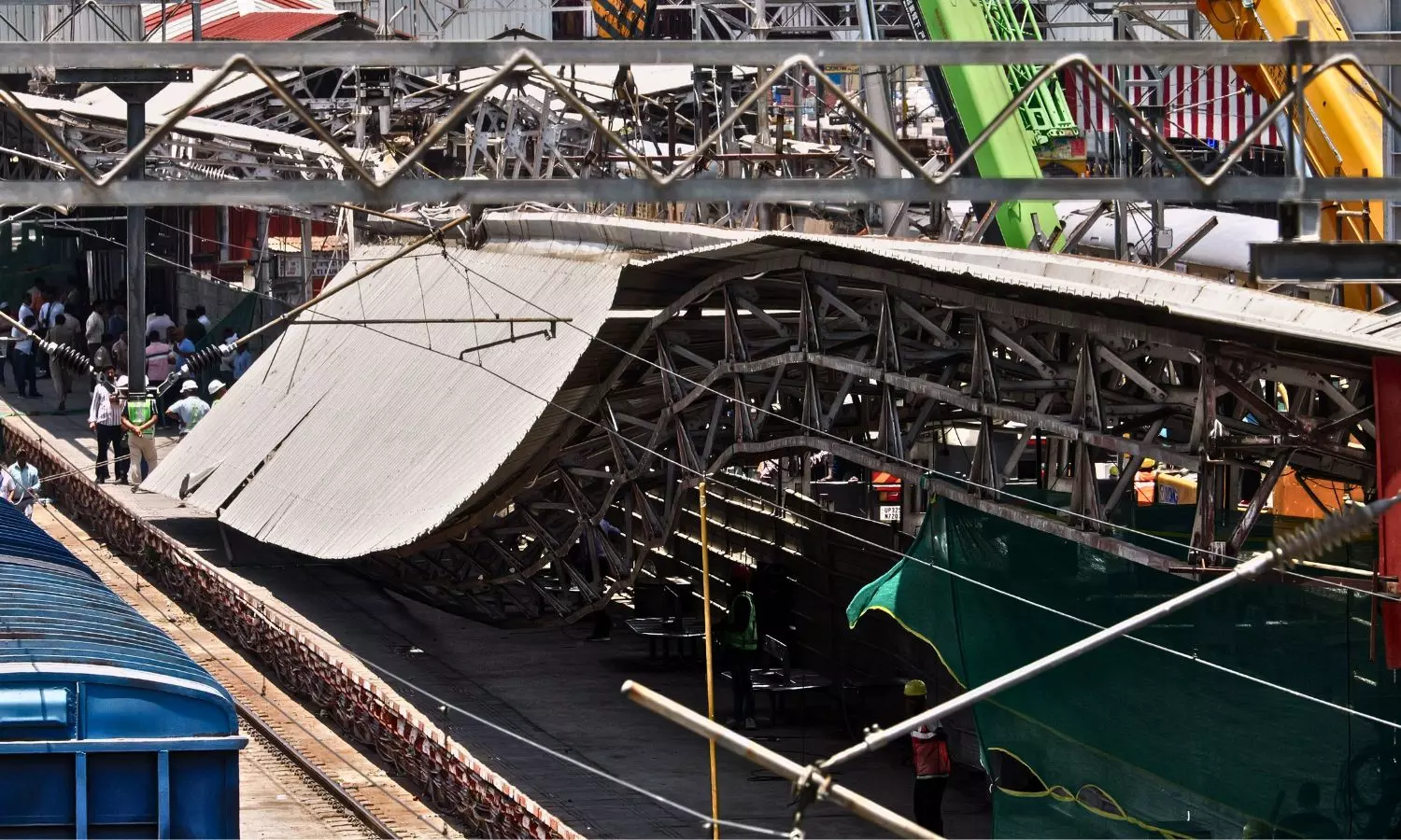 Waiting Shed Collapses in UP’s Charbagh Railway Station, Two Injured Waiting Shed Collapses in UP’s Charbagh Railway Station, Two Injured
