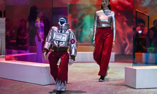 Robots Need Clothes: Humanoids Hit Catwalk In Seoul Robots Need Clothes: Humanoids Hit Catwalk In Seoul