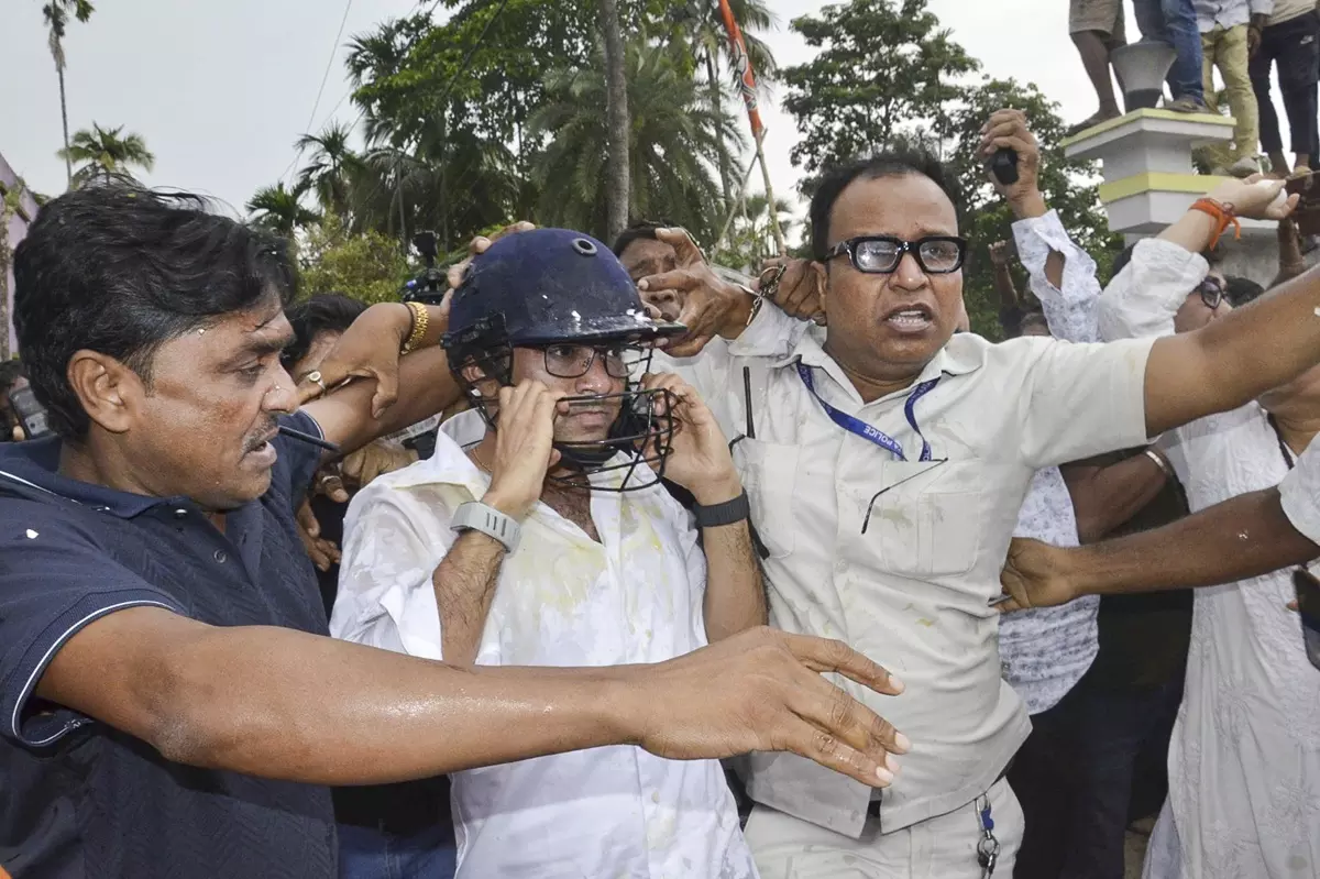 Mob Throws Stones, Eggs At TMC Leader Abhishek In Bengal Mob Throws Stones, Eggs At TMC Leader Abhishek In Bengal