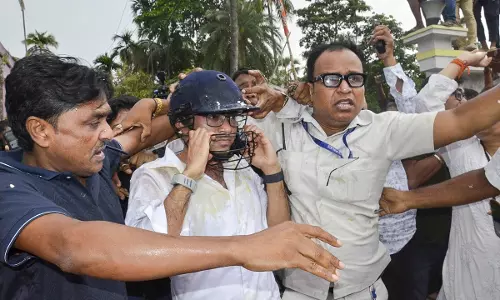 Mob Throws Stones, Eggs At TMC Leader Abhishek In Bengal Mob Throws Stones, Eggs At TMC Leader Abhishek In Bengal