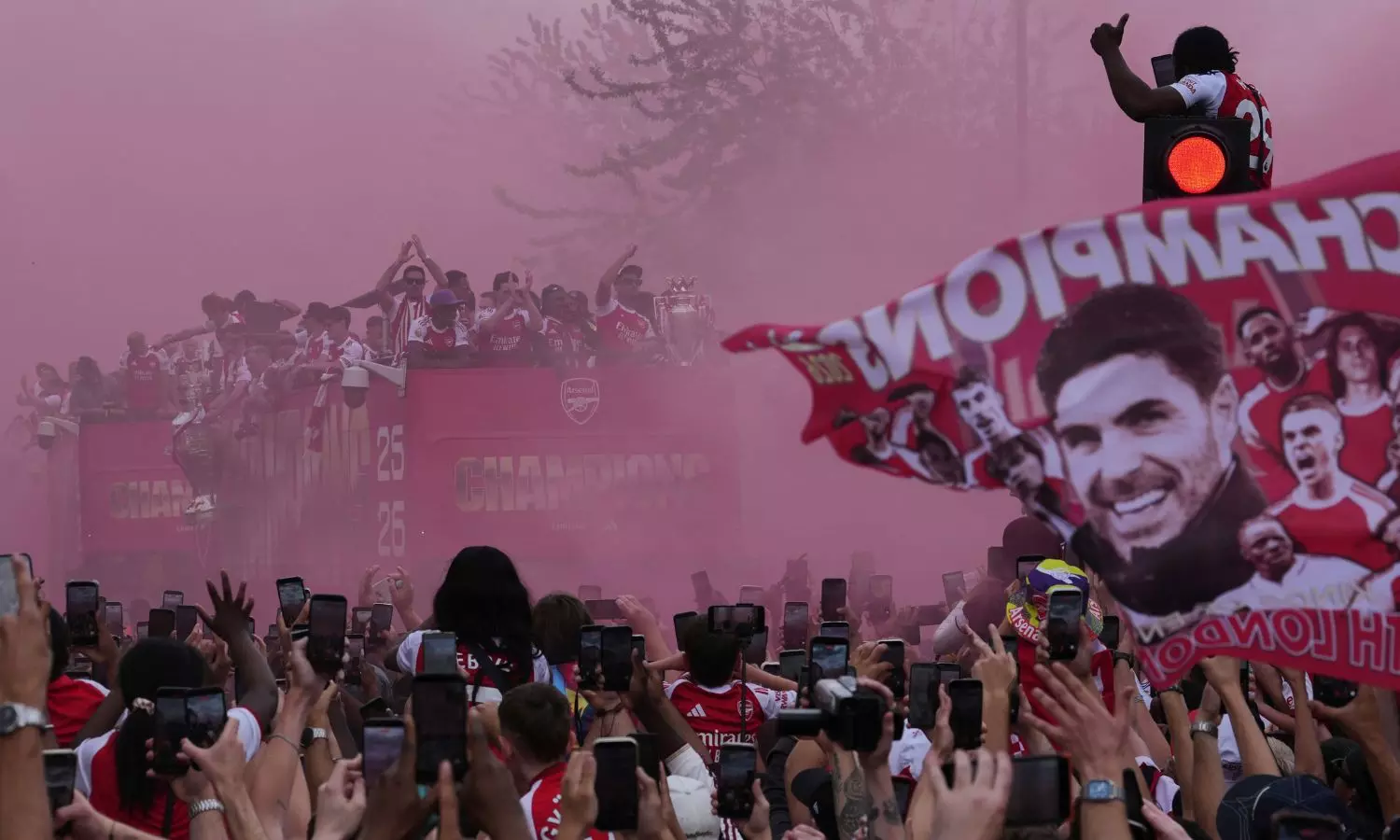 London Turns Red in Champions Arsenal’s Premier League Victory Parade London Turns Red in Champions Arsenal’s Premier League Victory Parade