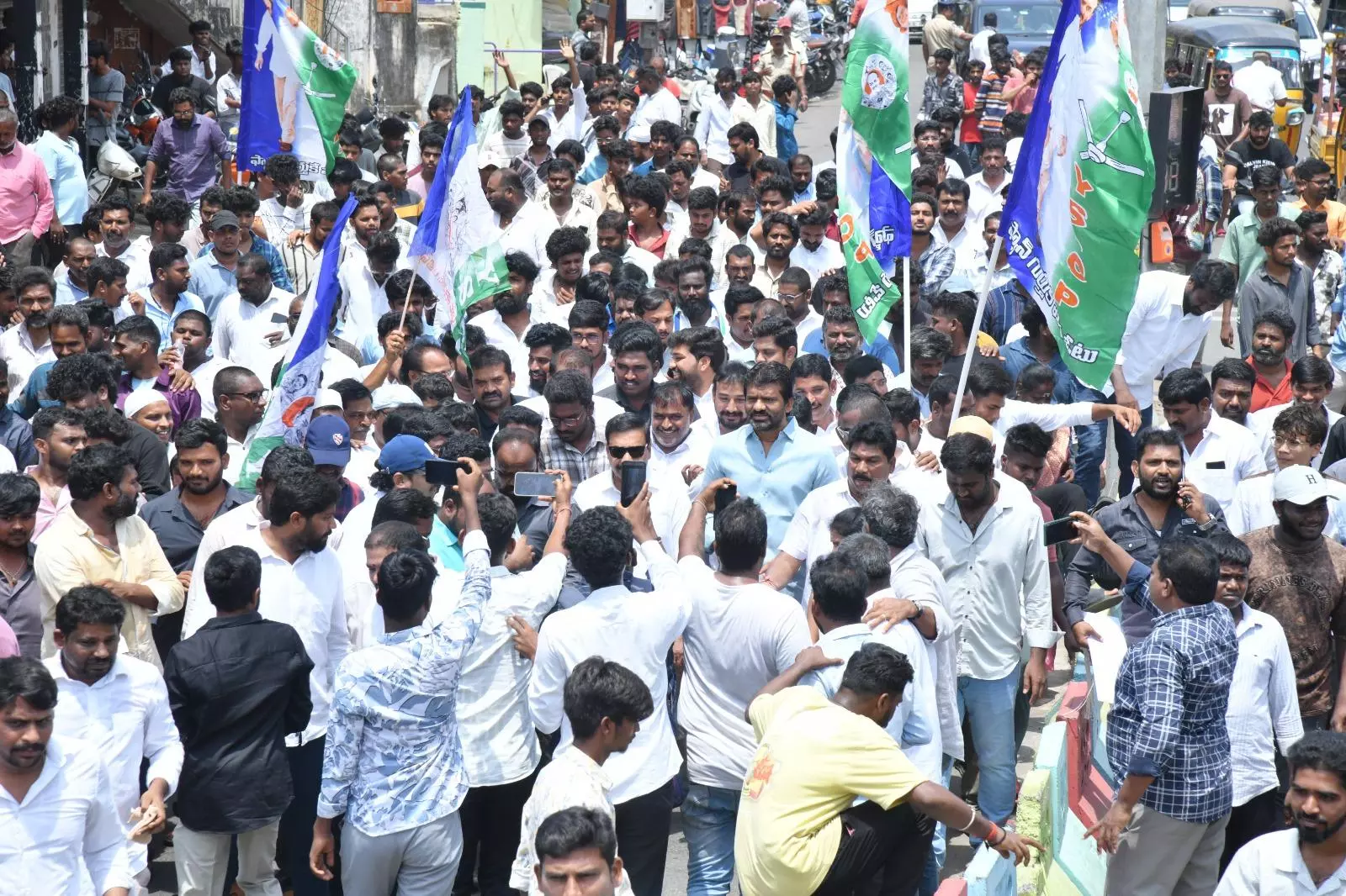 YSRC Stages Protest in Nellore, Seeks CBI Probe Into Mega DSC YSRC Stages Protest in Nellore, Seeks CBI Probe Into Mega DSC