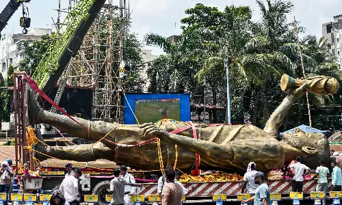 70-Foot Messi Statue Removed in Kolkata Over Safety Concerns
