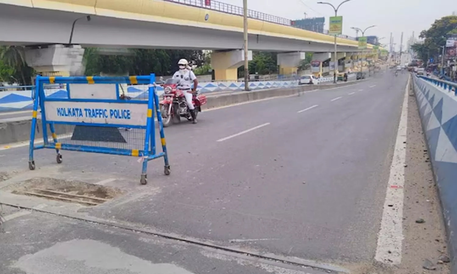 Kolkata: CNG Tanker Leak On Taratala Flyover Leads To Traffic Disruption Kolkata: CNG Tanker Leak On Taratala Flyover Leads To Traffic Disruption