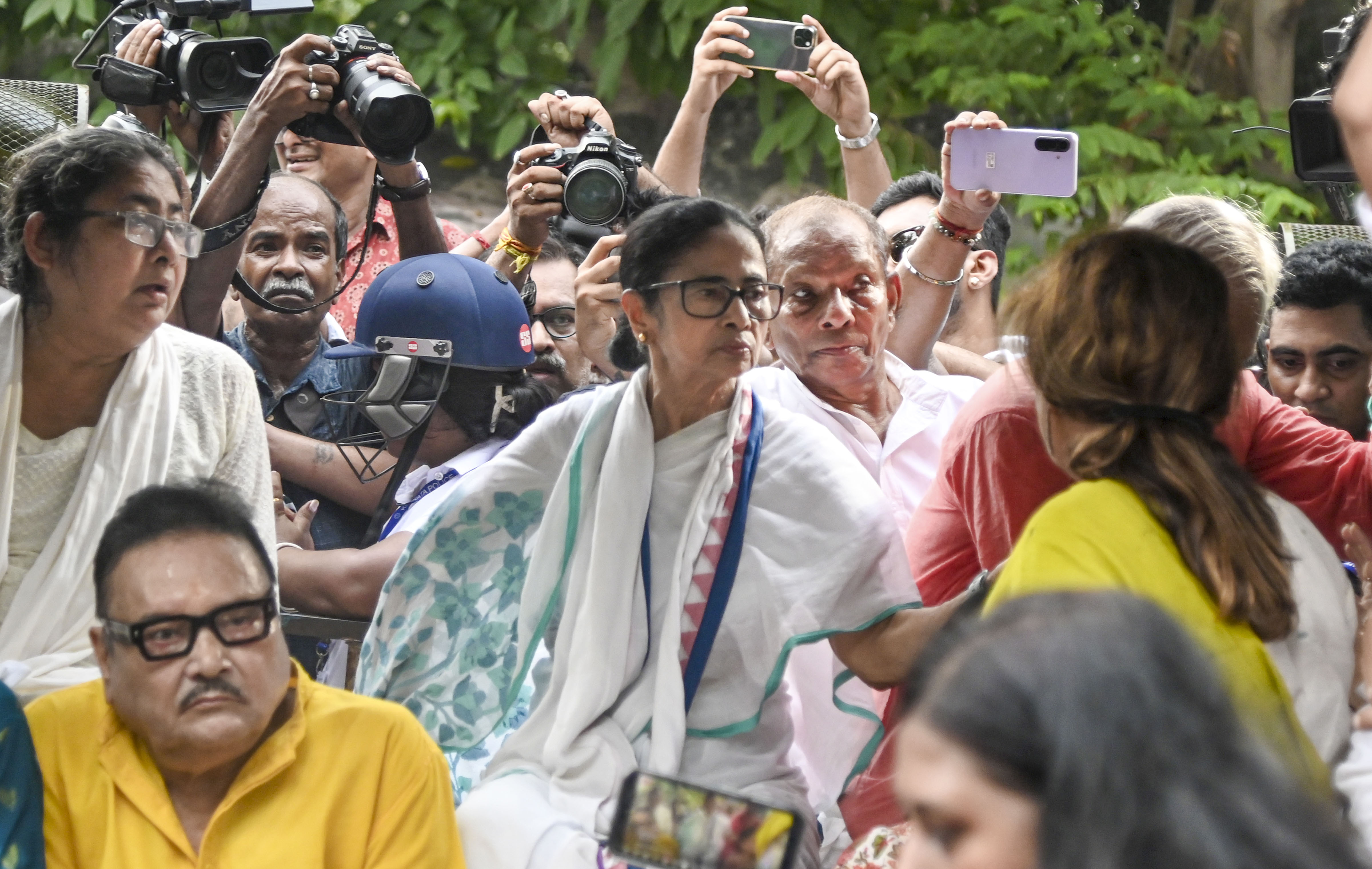 Mamata Sits on Dharna in Kolkata to Protest 'Post-Poll Violence'